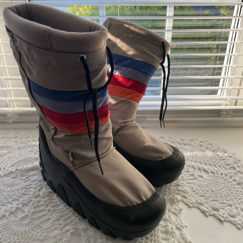 Vintage grey women’s size 7-8/ mens 5-6 moon boots,made in Korea- runs small.
